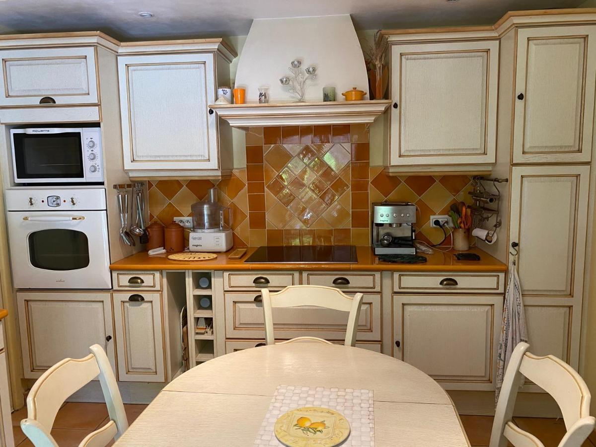 Maison Provencale En Campagne A Éguilles Esterno foto
